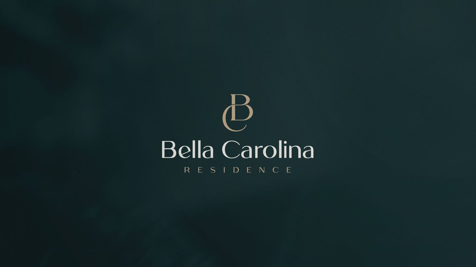 Assinatura Bella Carolina Residence em dourado e branco sobre fundo verde profundo